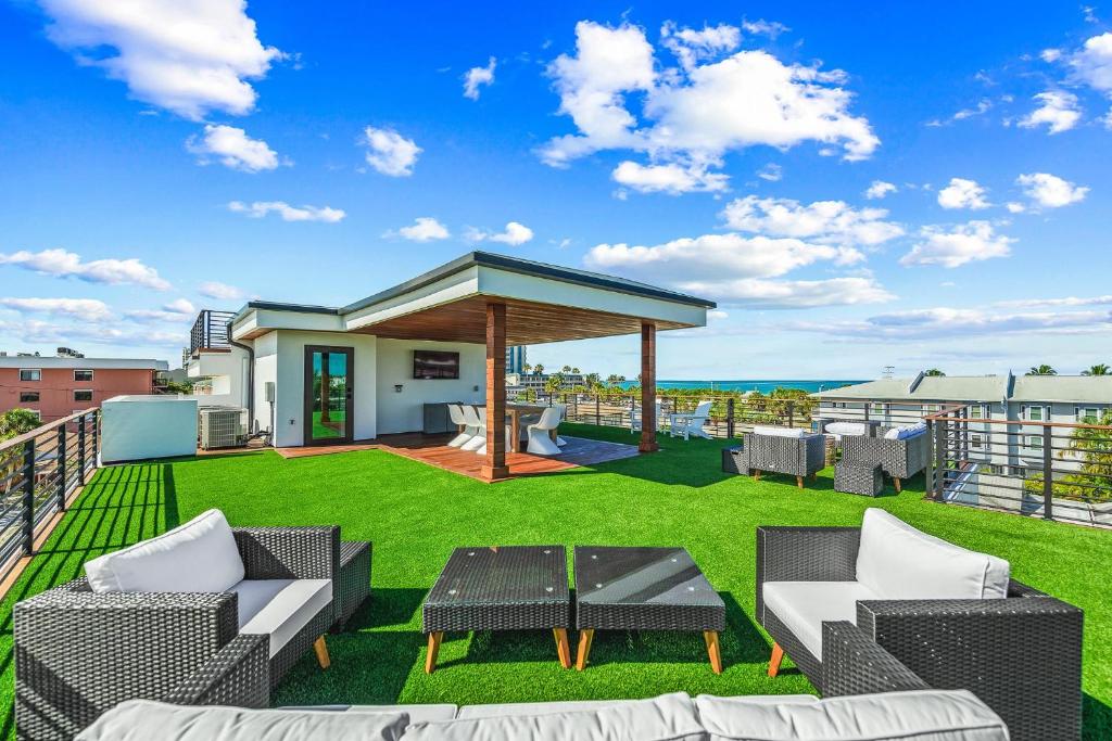 Just Lanai-ing Around, Bailey Hall