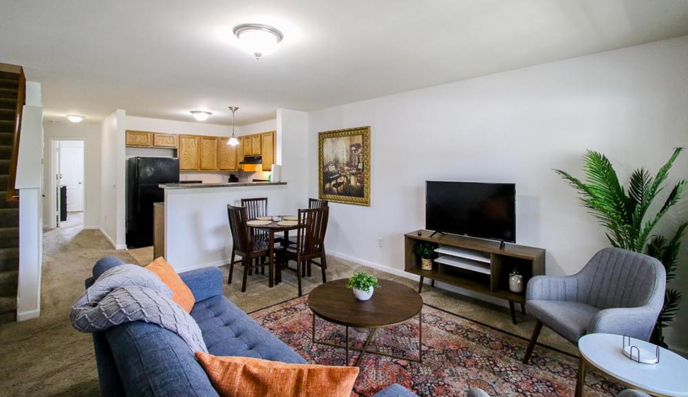 Oh Henry Townhouse For 6, 2 Miles From Downtown