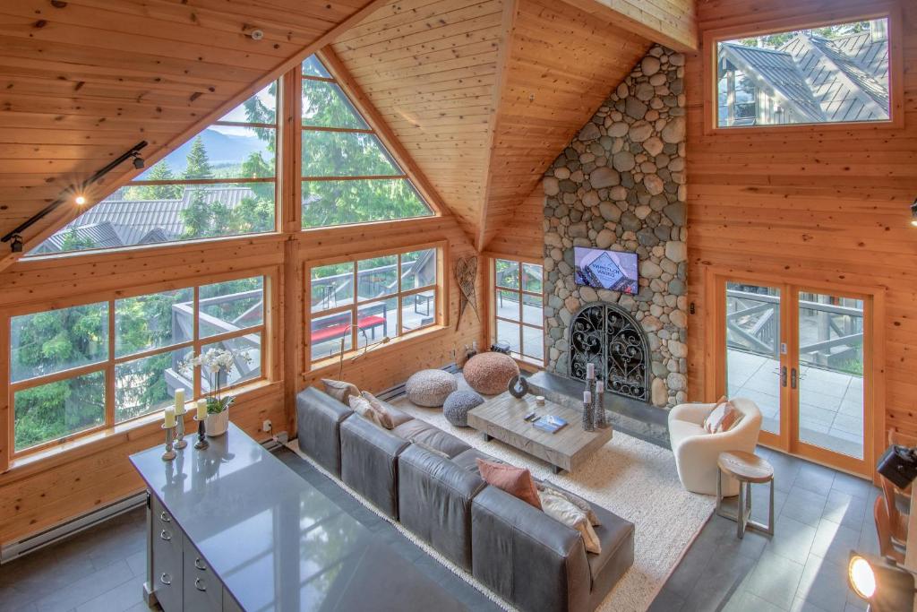 Pinnacle Ridge 34 - Ski In Ski Out, Private Hot Tub, Recently Renovated, Gas Fireplace, Whistler