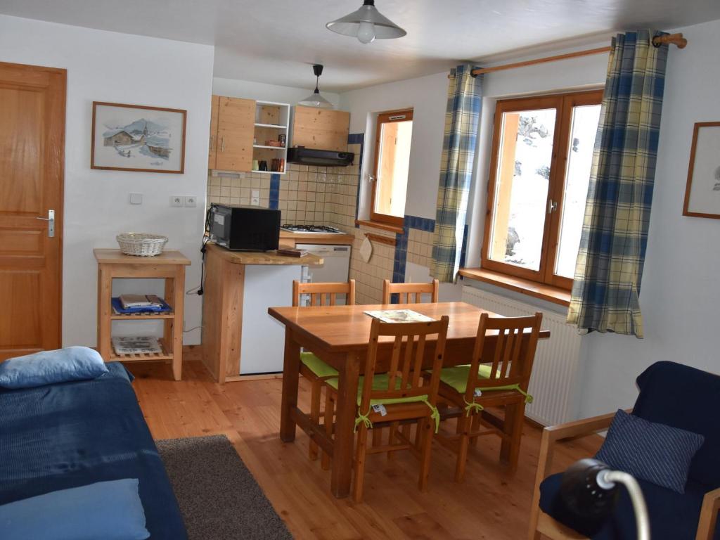 Charmant rez-de-jardin dans chalet avec parking et animaux admis - FR-1-464-170 - 1