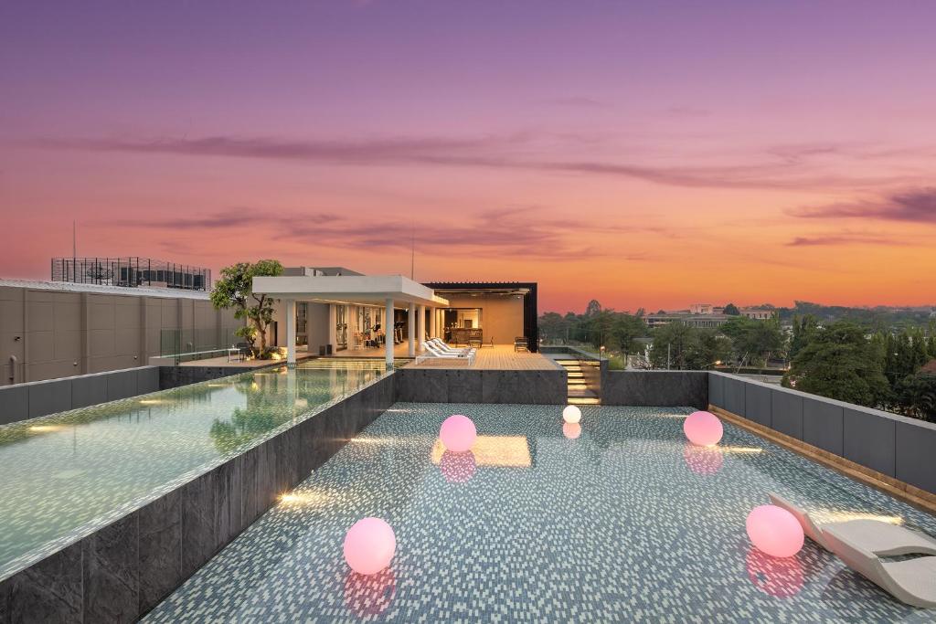 Swimming pool, Travelodge Nimman in Chiang Mai