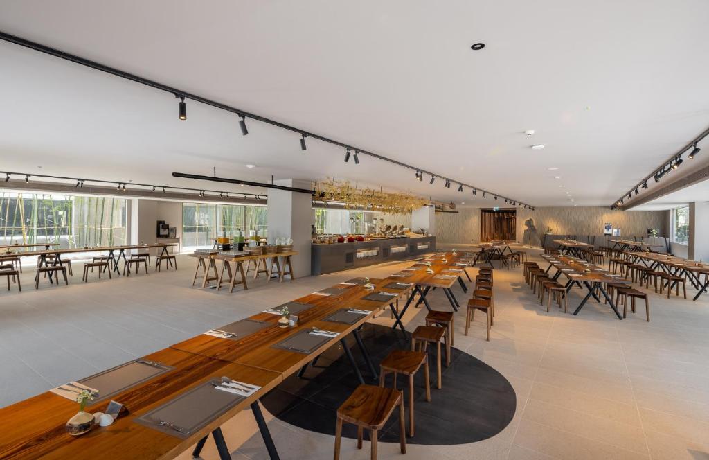 트래블로지 님만의 현대적인 로비와 수영장 전경