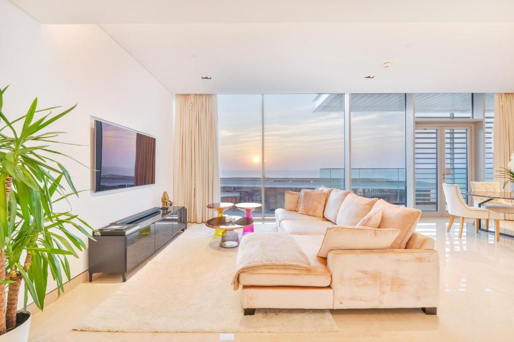 Posh 2 BR Oceanfront Apt in the Heart of Bluewaters Island, Dubai