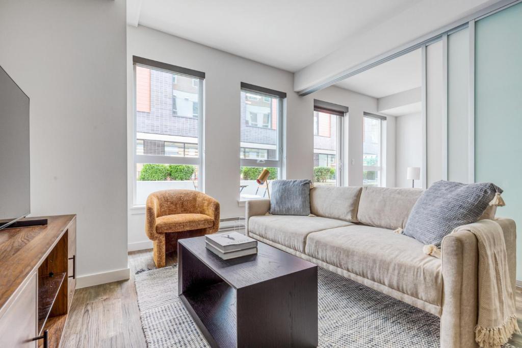 Ballard 1BR w BBQ Lounge WD onsite retail SEA-327