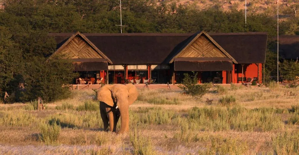 Hobatere lodge, hotel in Otjovasandu