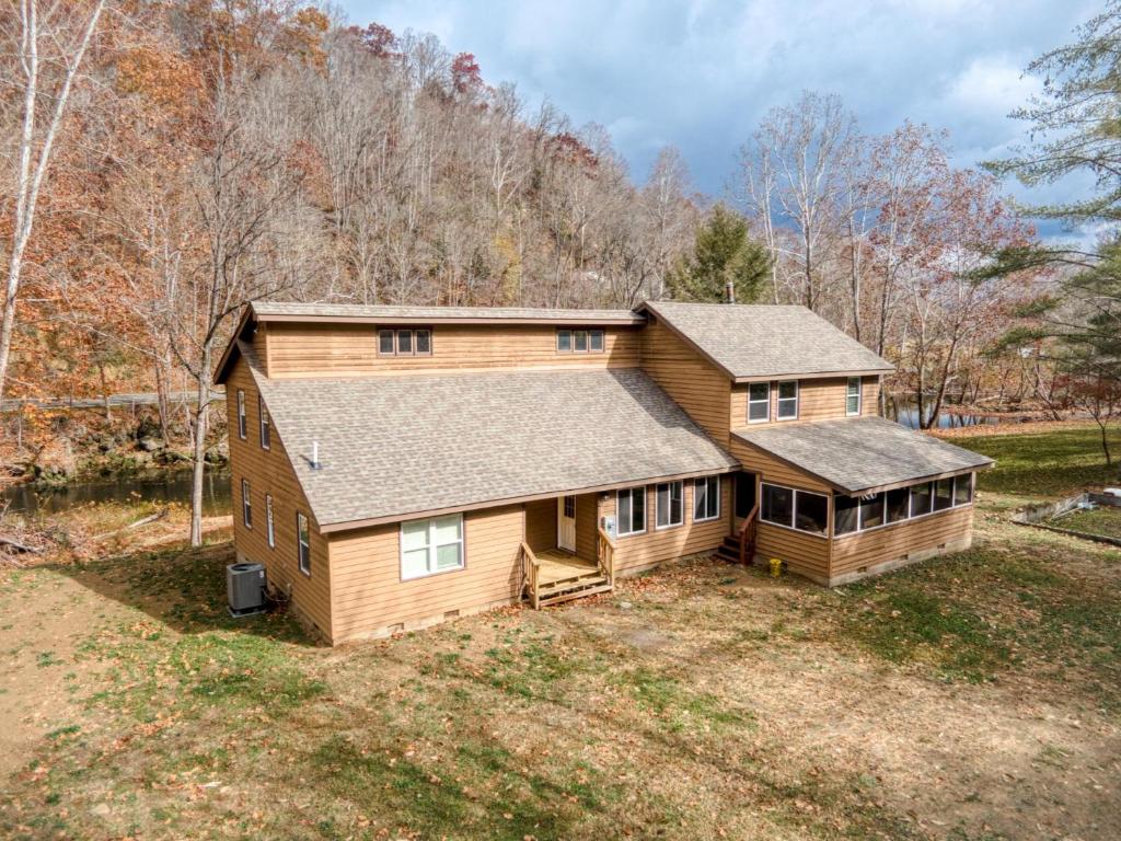 4BR Lodge on Wolf Creek - Fishing, Hiking, New River Fun and Hokie Weekends, Pearisburg