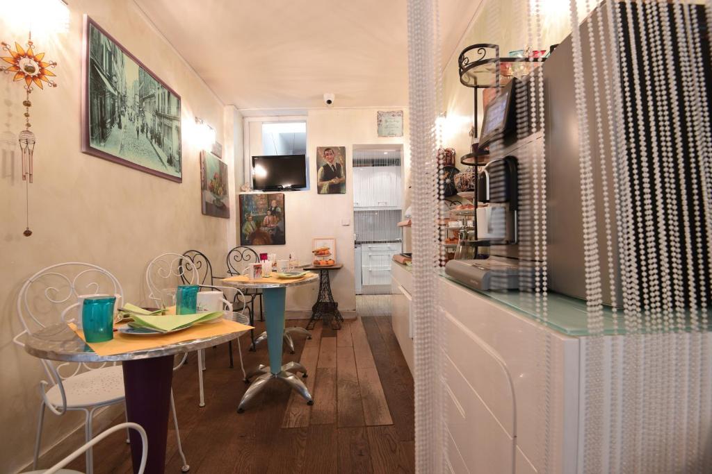 호텔 아멜리 외관 또는 로비