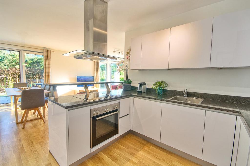 Kitchen, Golf & Glacier View - by Alpen Apartments in Zell Am See
