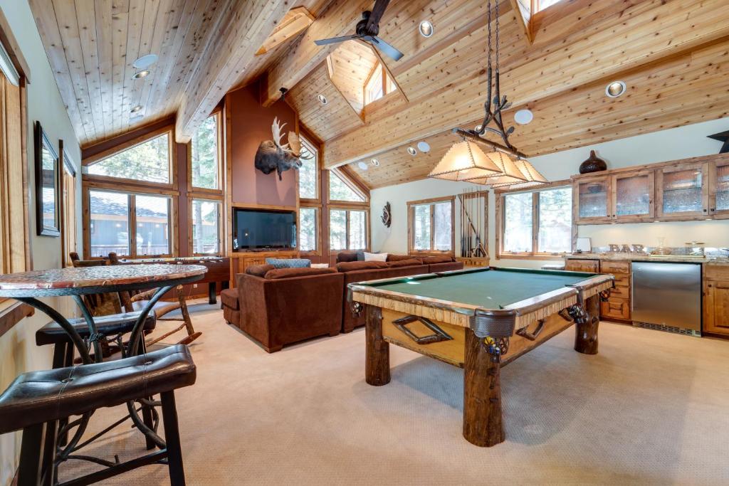 One Moose Lodge with Hot Tub in Tahoe Donner, Truckee