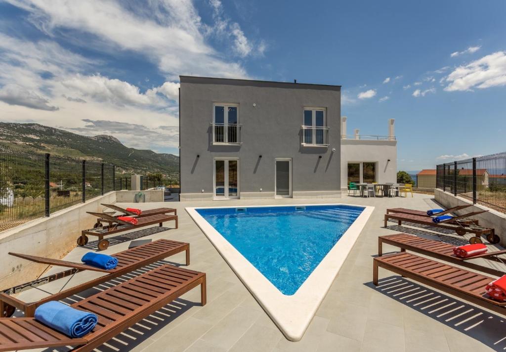 Apartments and rooms with a swimming pool Kastel Novi, Kastela - 21079