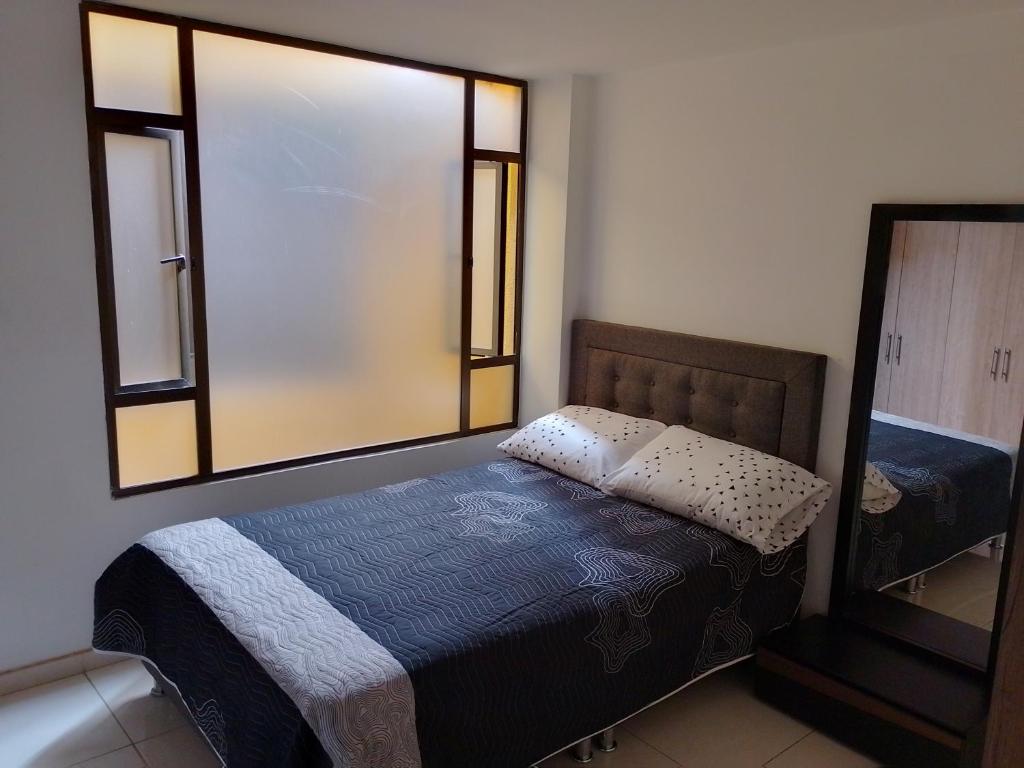 Linda habitación amplia iluminada Bogota Calle 80 - 4