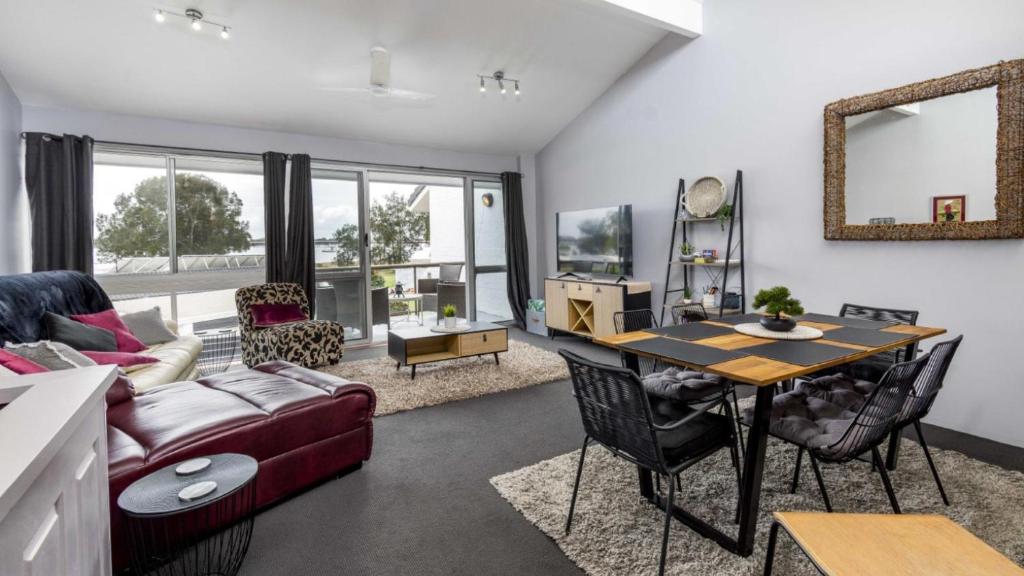 Beautiful Townhouse With Water Views, Sandstone Point