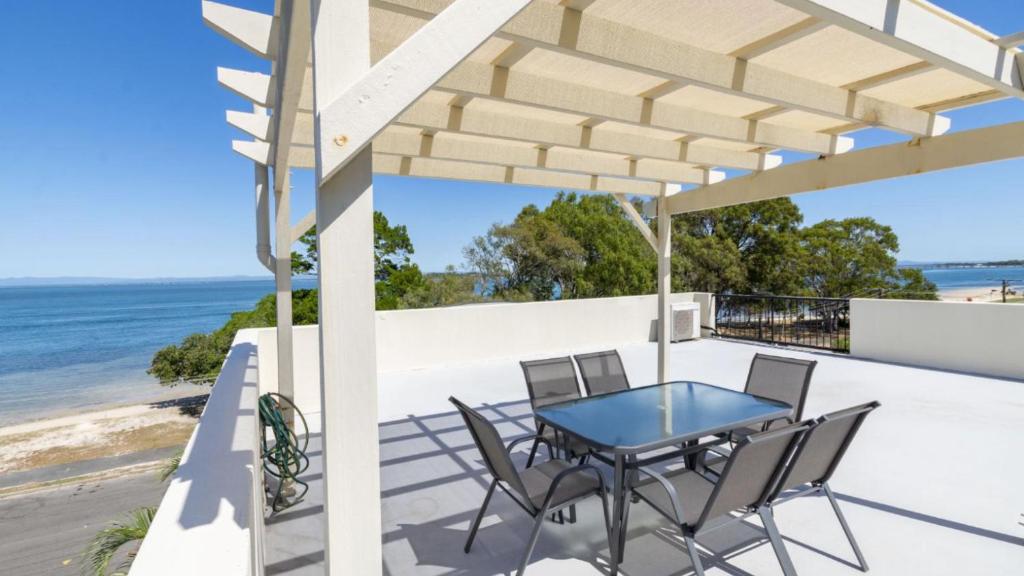 Modern Unit With Penthouse Views, Bongaree