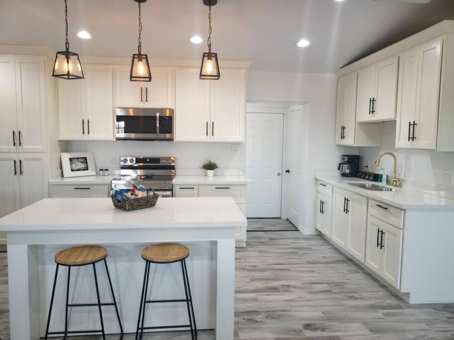 Casa Blanca Remodeled & modern, seconds from YRMC