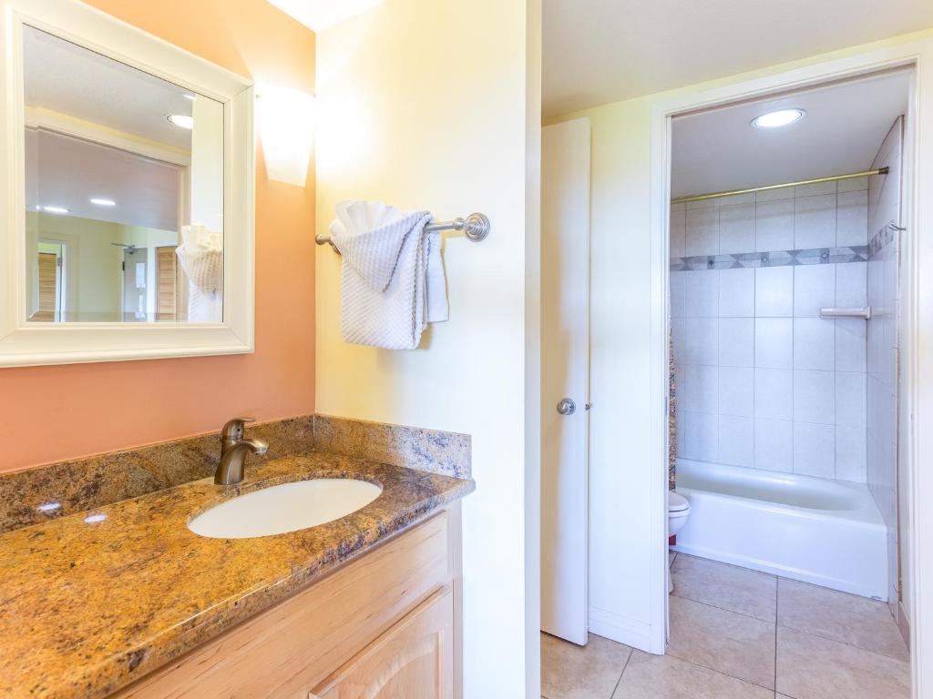 Maui Banyan T-305 - Ocean View Beach Condo for 10 photo