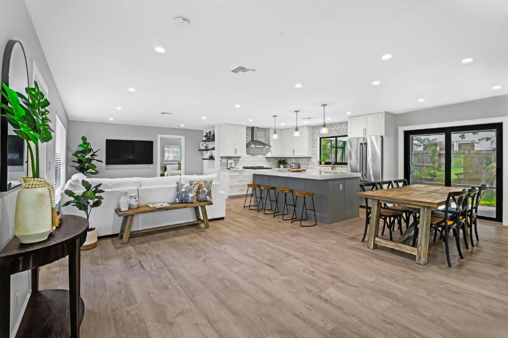 Indies Pool Paradise, Jupiter