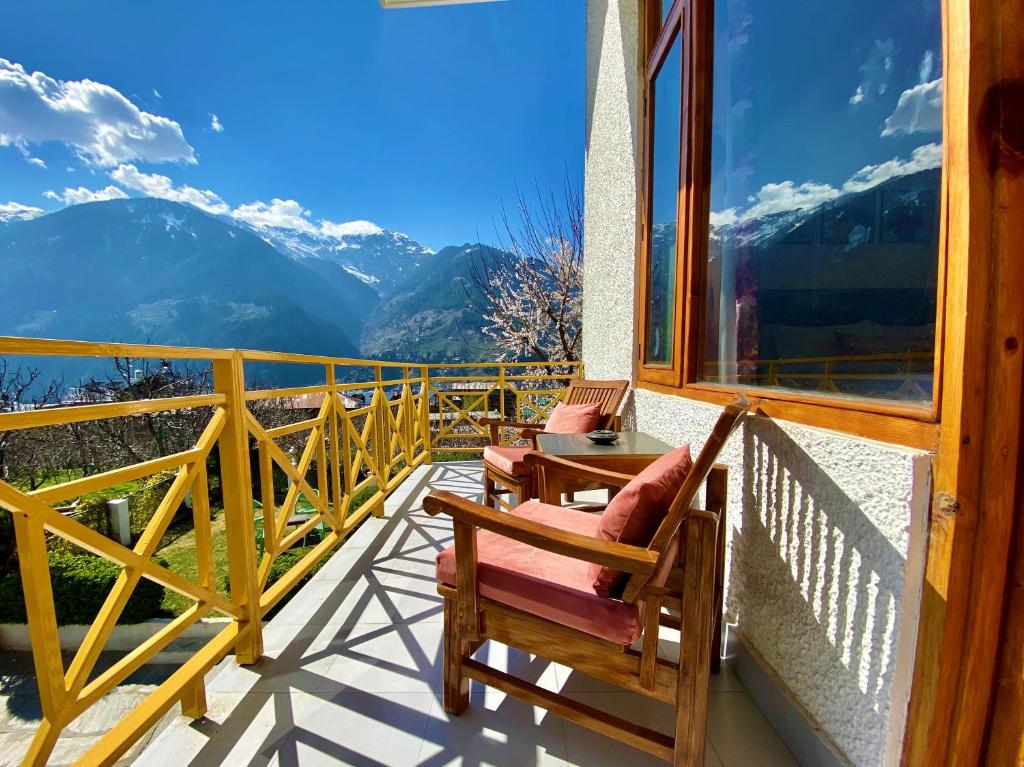 Dil Bole Pahad - The Wooden Chalet, Prini, Manali photo
