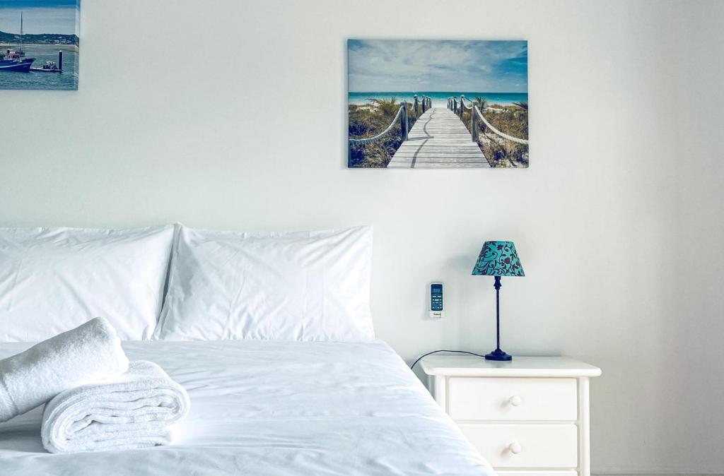 Lovely Apartment in Albufeira 2BD 250m Beach Ocean view and AC Wi-Fi Pool, Albufeira