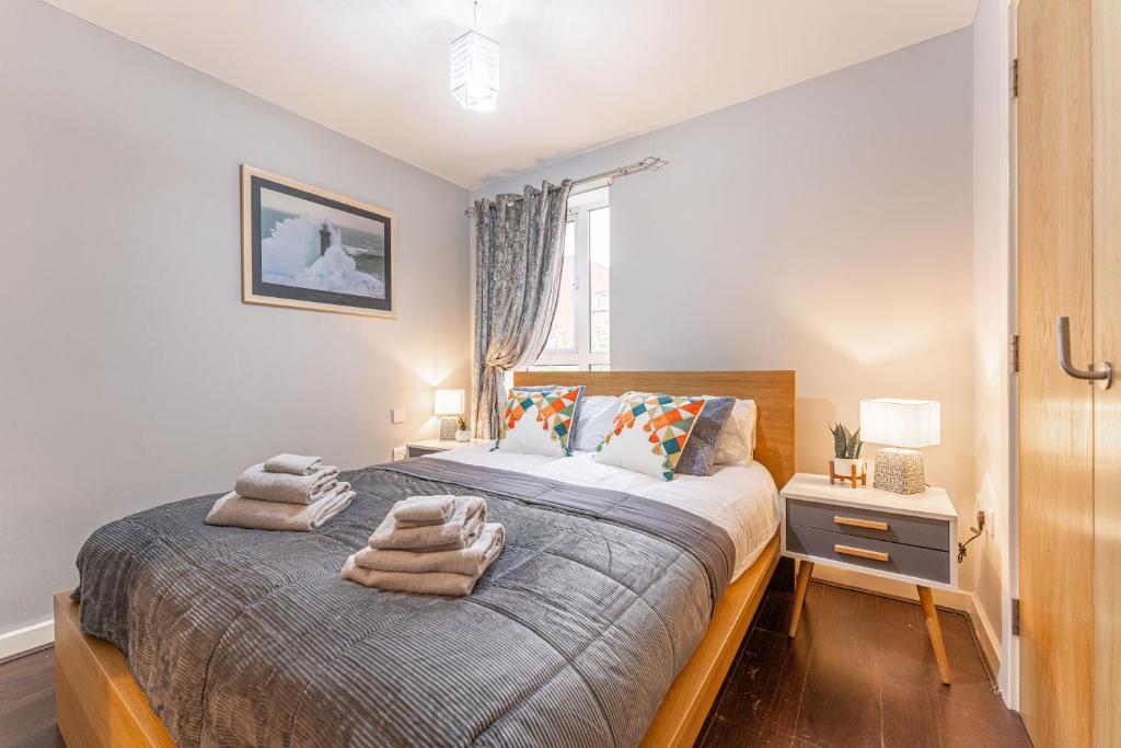 CONTRACTORS & RELOCATION Friendly City Centre Flat - Disable People Welcome - Free Parking, Fast Wifi, Smart TV And 2 Bathrooms, 7min walk from Train Station!, Coventry