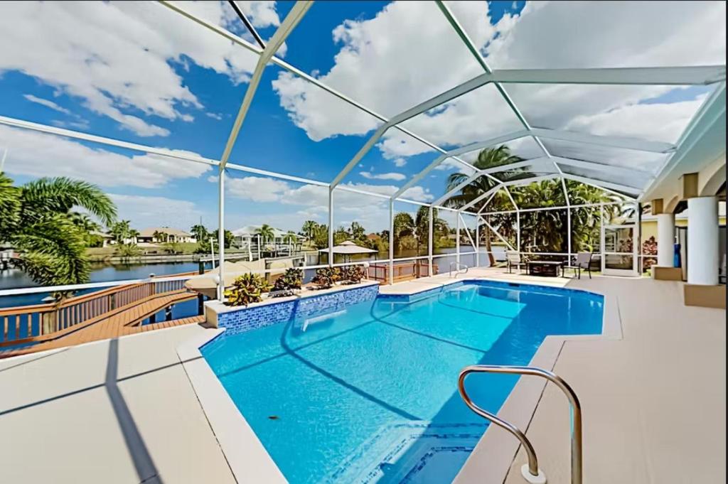 Gulf Access and Canal Views, Heated Pool, Sleeps 6 - Villa Aqua Oasis - Roelens Vacations, Cape Coral