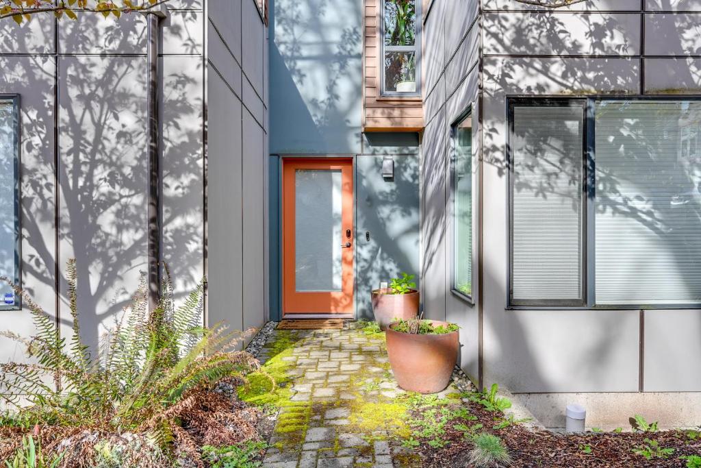 Walkable Seattle Townhome Near Woodland Park!