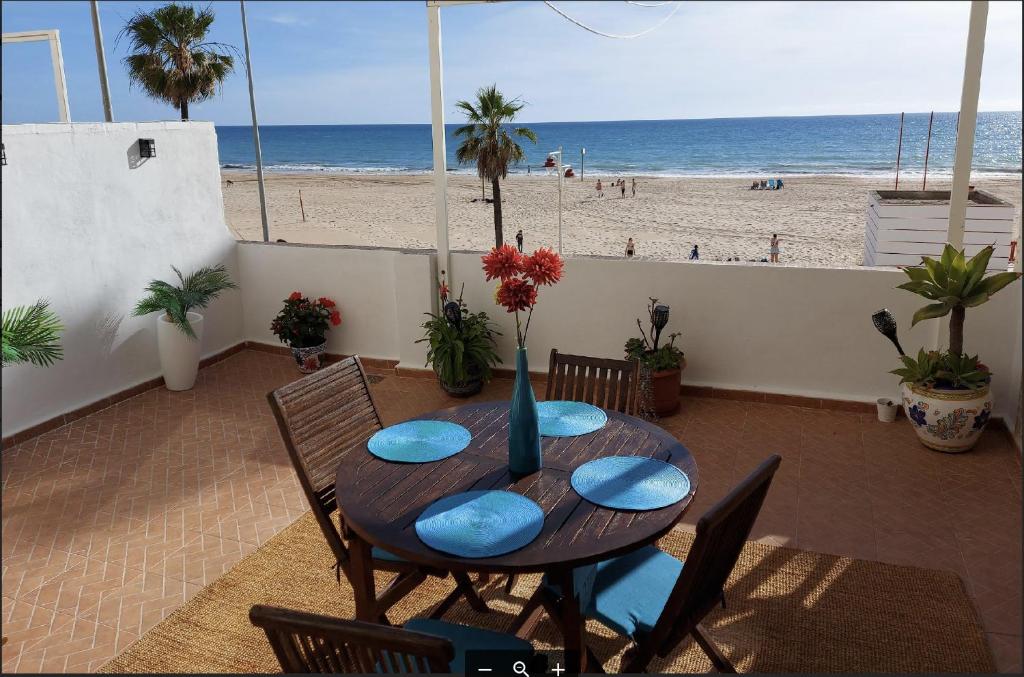 AMAZING FRONTAL BEACH APARTMENT #Traveller's Awards2023 — Hotel in Cadiz