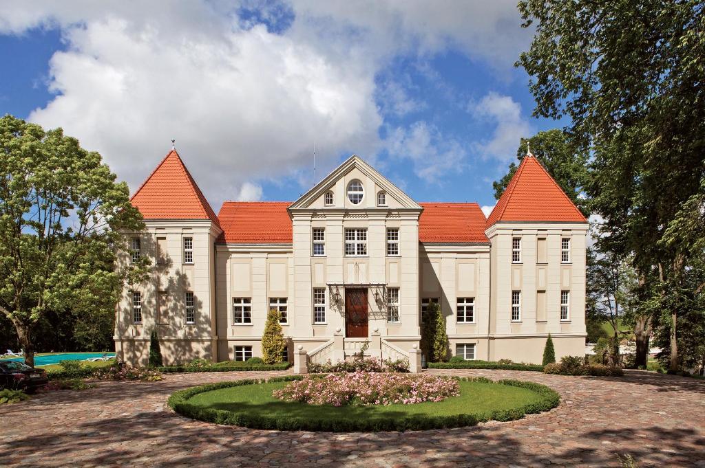Zespol Palacowy Pacoltowo na wylacznosc — Hotel in Pacoltowo