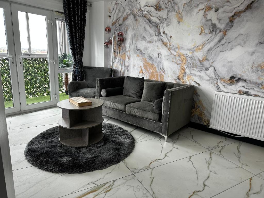 Two bed apartment with balcony Slough,Windsor,Legoland, Slough