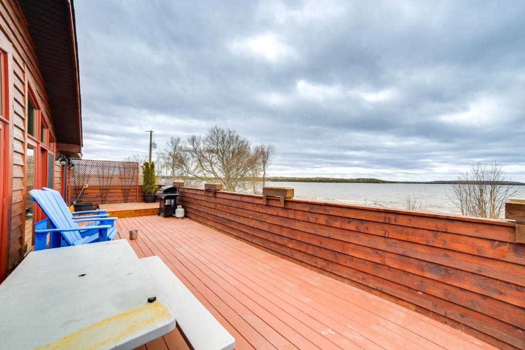 Prairie-Style Home on Garden Bay with Deck and Hot Tub, Garden