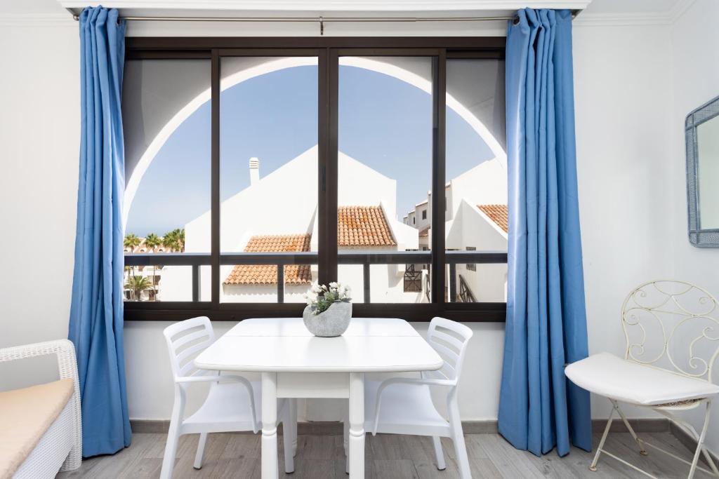 3 apartments 50m from the Las Americas Promenade with heated pool - 3