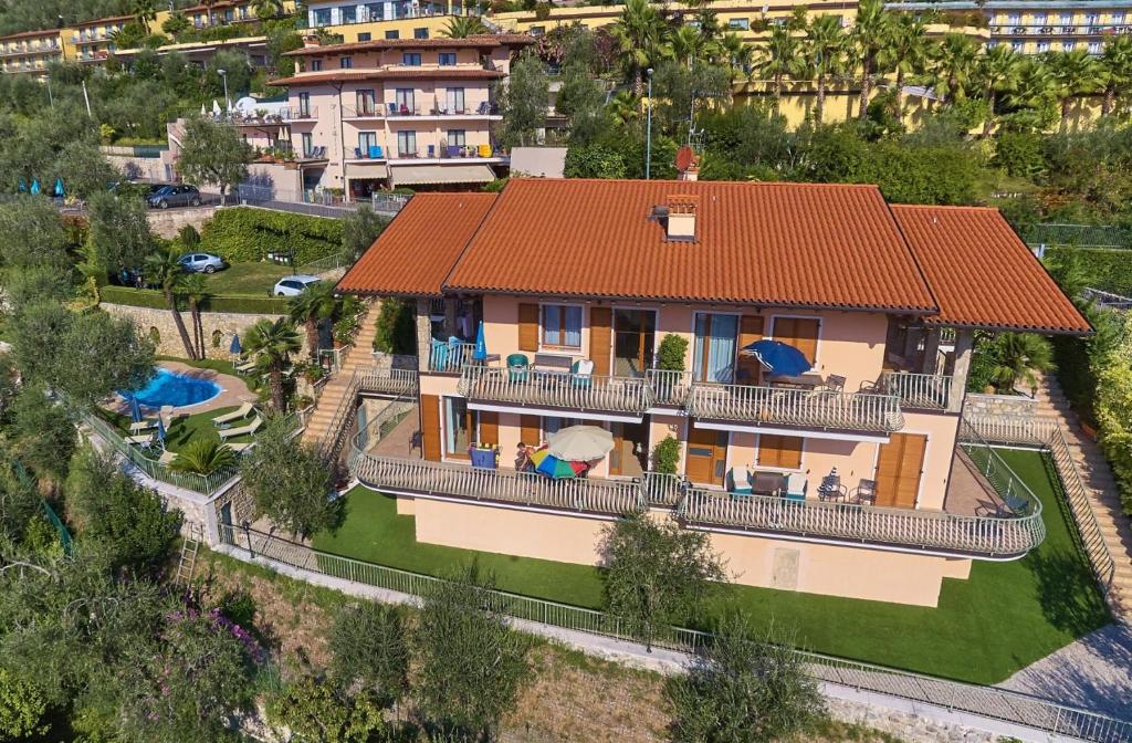 Hotel Florida — Hotel building in Limone sul Garda, Lombardy
