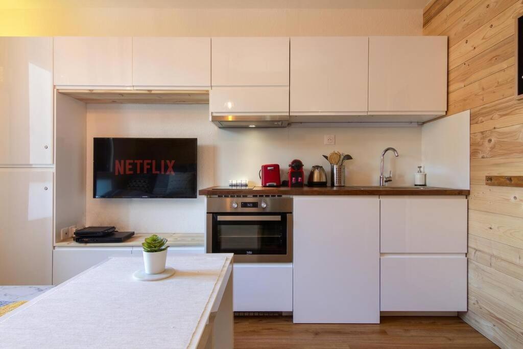 Chailloud - Modern Studio 2pax - Lively Area - TV Wifi - 2