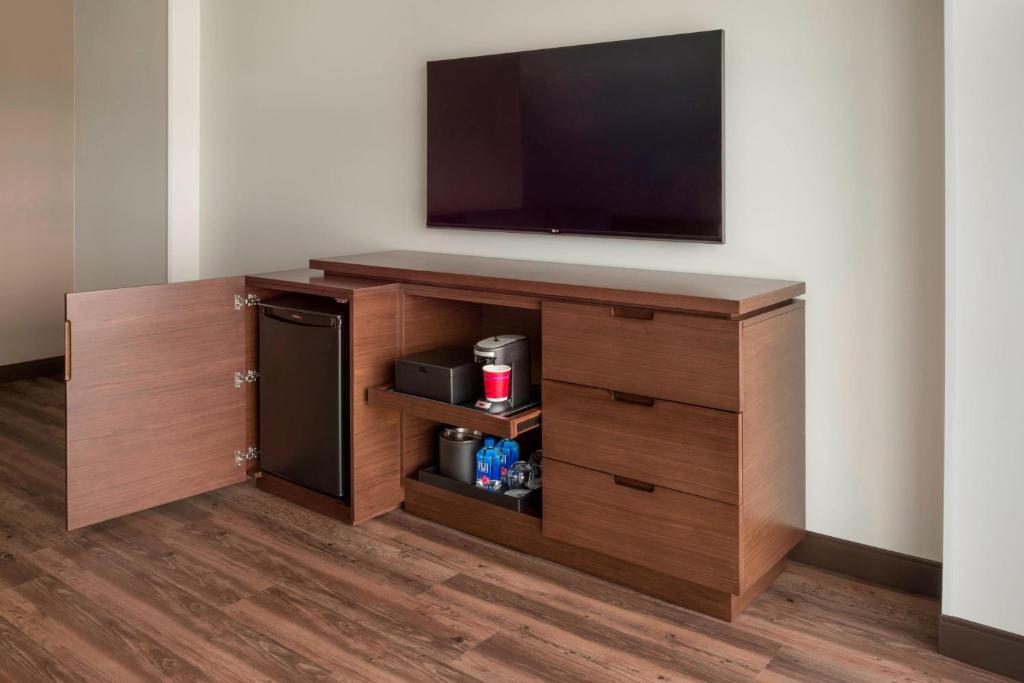 Buffalo Marriott at LECOM HARBORCENTER photo
