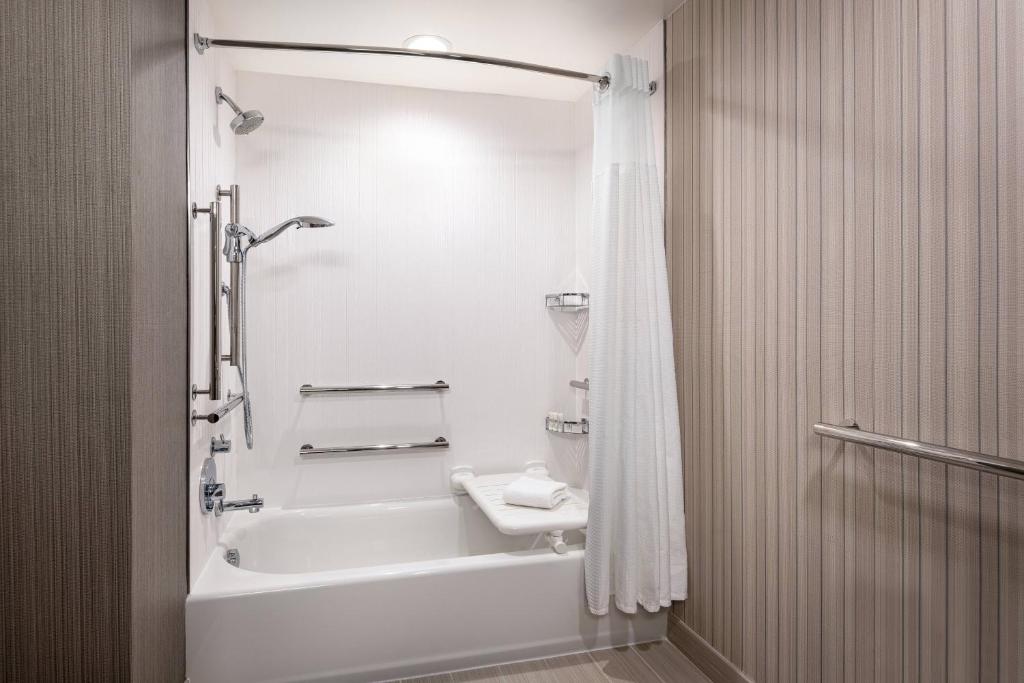 Courtyard by Marriott Petaluma Sonoma County photo