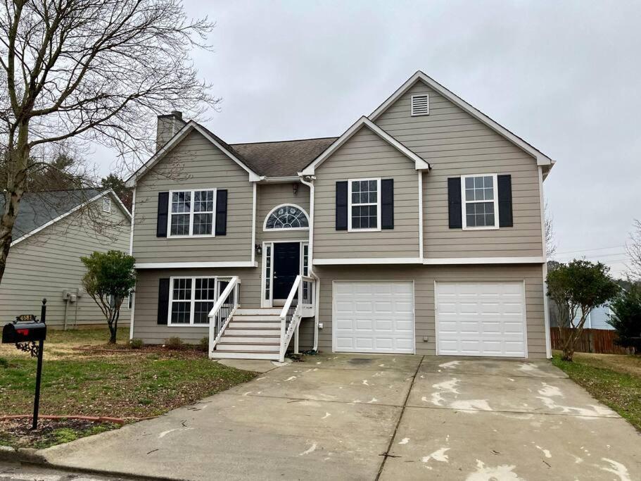Comfy Getaway 3- Bedroom House in Acworth, GA