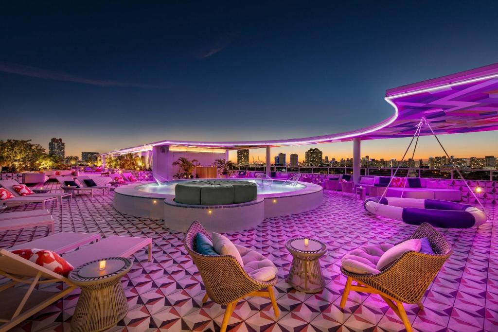 モクシー マイアミ サウス ビーチ (Moxy Miami South Beach) スイミングプール