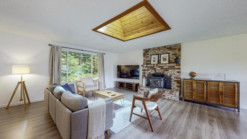 Calm Home next to Forest Trailhead and Beautiful Sunroom