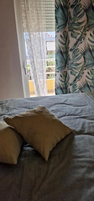 Quiet apartment with easy access to attractions. photo