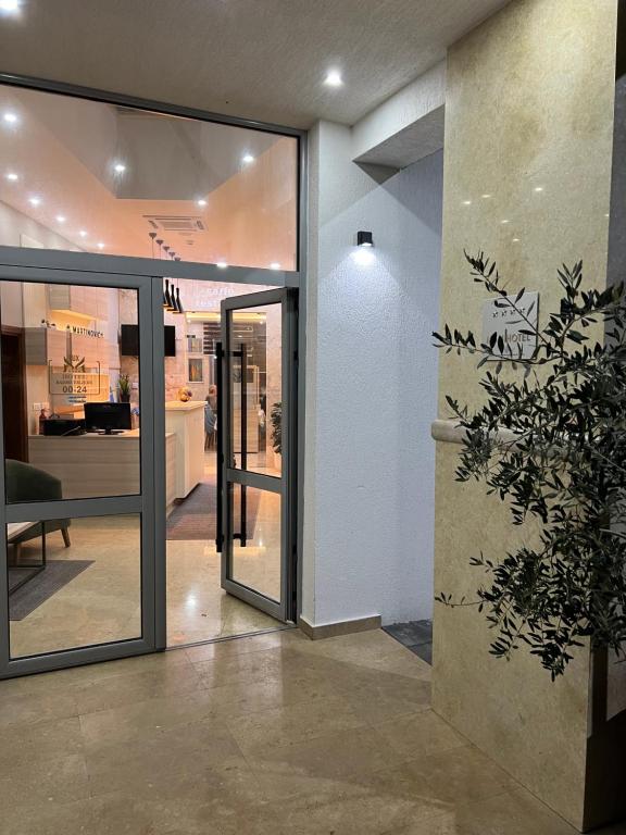 Lux Hotel M - Boutique Hotel & Restaurant - 2
