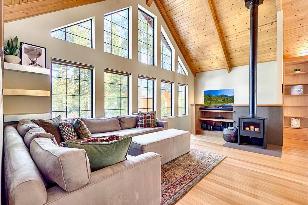 Private Ski, Lake & Golf Chalet! Walk to Lake, Tahoe Vista