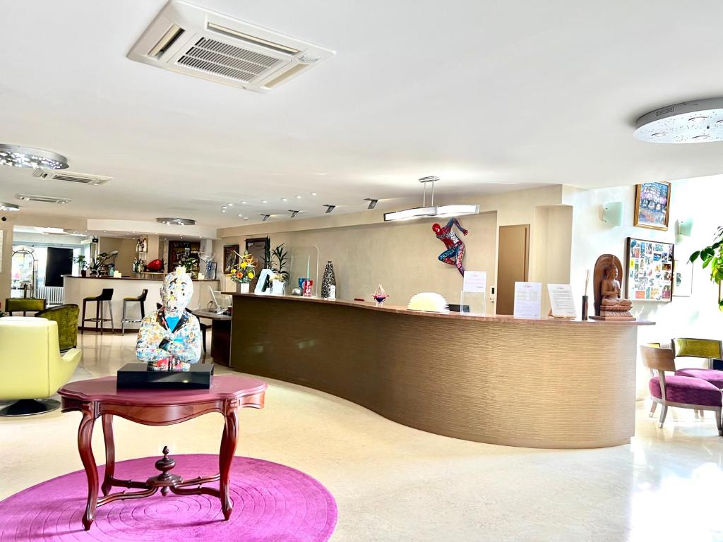 フロント・ロビー