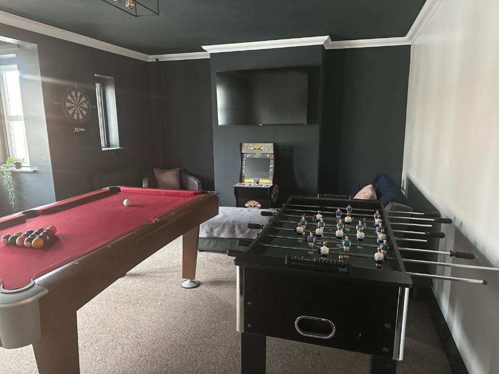 By Lushlets - Apartments Games Room Hot Tub - Great for Hens Stags and Sporting groups, Cardiff