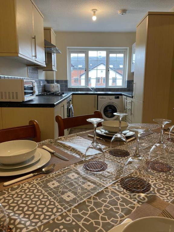 Spacious, Sleeps 14, 3 bathrooms, Central, Parking, Grimsby, Grimsby