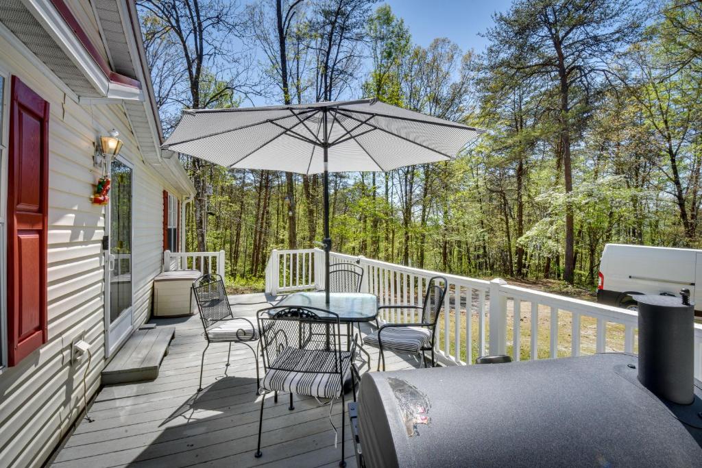 From $48pp - Secluded Hayesville Cabin Rental with Deck and Grill, NC