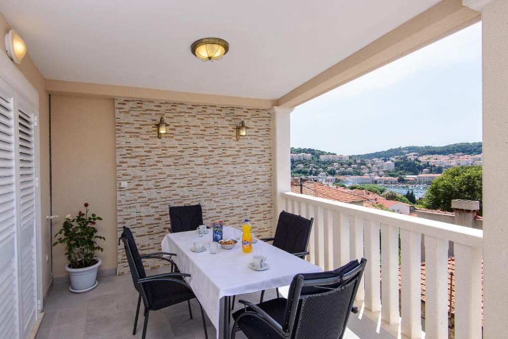 Apartment Violeta 1 with private terrace, Dubrovník