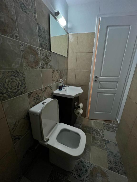 sunmer apartment 1minute from sea, 15 min from the airport photo