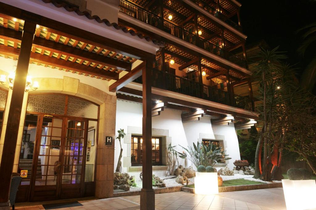 Hotel La Carolina — Hotel building in Lloret de Mar, Catalonia