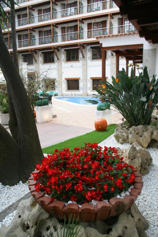 Hotel La Carolina — Hotel building in Lloret de Mar, Catalonia