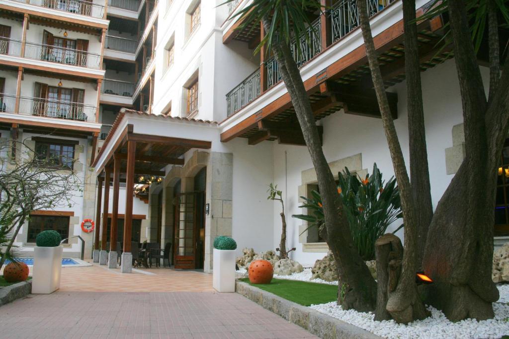 Hotel La Carolina — Hotel building in Lloret de Mar, Catalonia