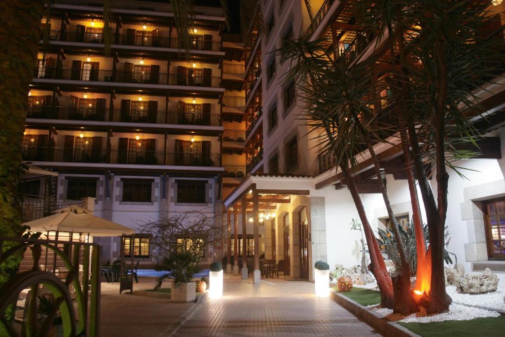 Hotel La Carolina — Hotel building in Lloret de Mar, Catalonia